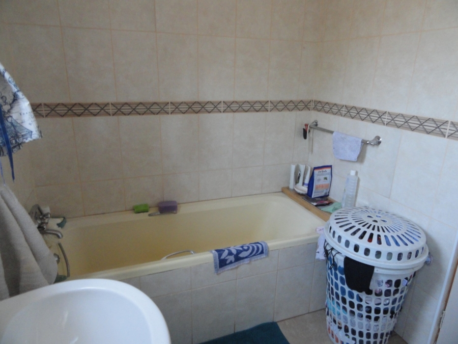 To Let 3 Bedroom Property for Rent in Kannoniers Park North West